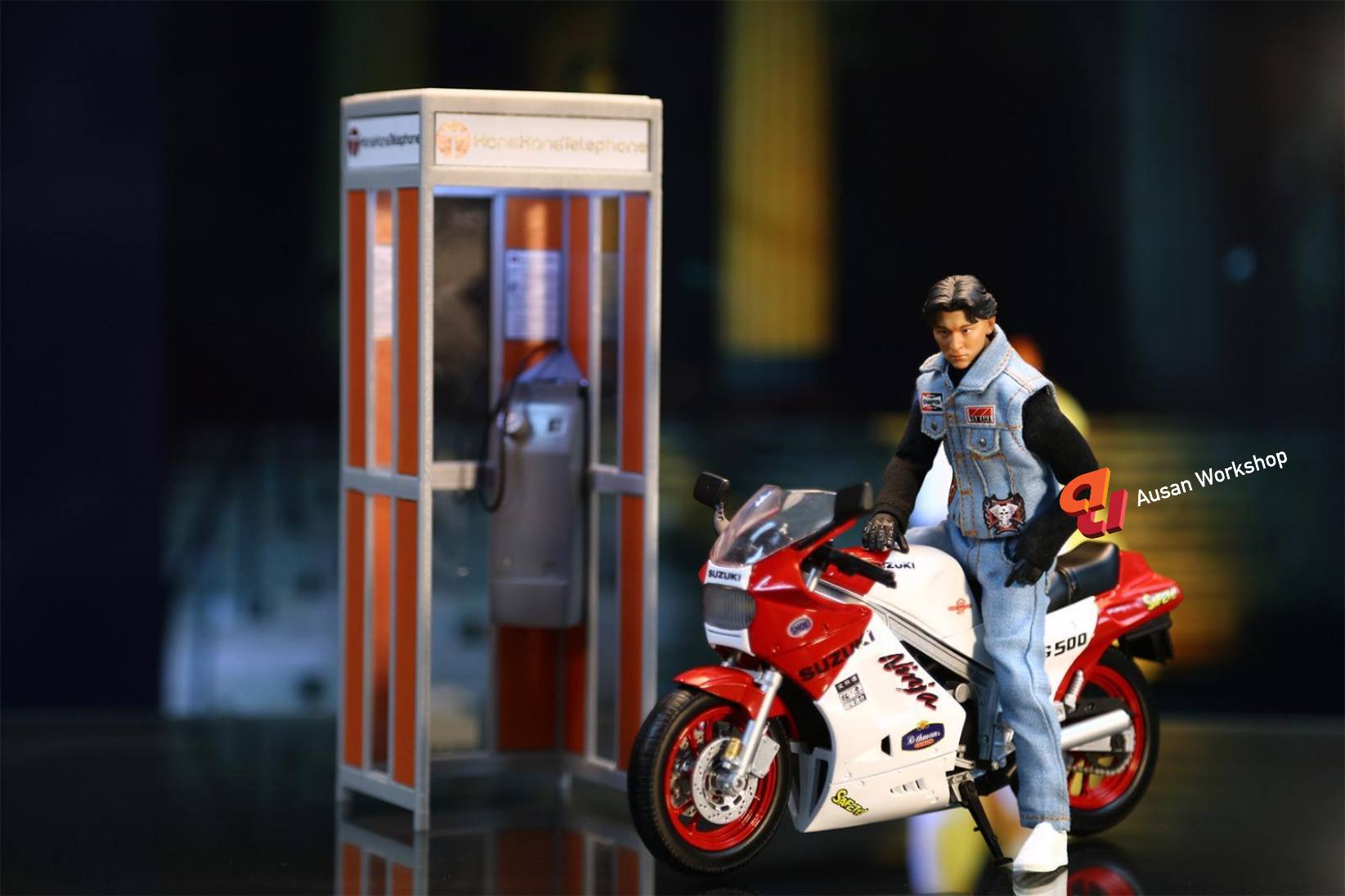 Ausan WorkShop Studio – RG 500 Motorcycle with Wireless Power Diorama & Retro Phone Booth AS012 AS002N (Licensed)